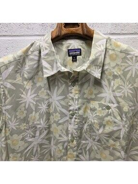 Patagonia Men’s Go To Shirt  Size XL Organic cotton Blend 24x33